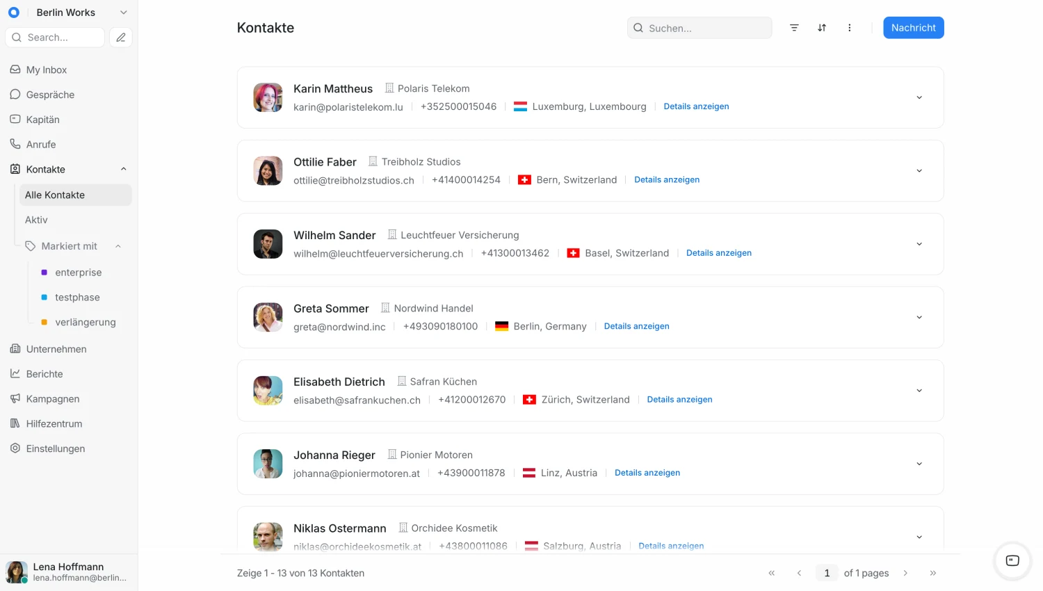 Kontaktliste in Chatwoot mit Name, Unternehmen, E-Mail-Adresse, Telefonnummer und Standort jedes Kontakts sowie den Labels in der Seitenleiste.