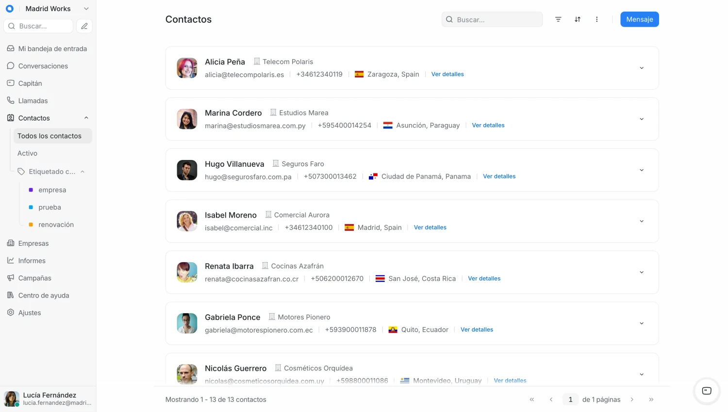 Lista de contactos de Chatwoot con el nombre, la empresa, el email, el teléfono y la ubicación de cada contacto, y las etiquetas en la barra lateral.