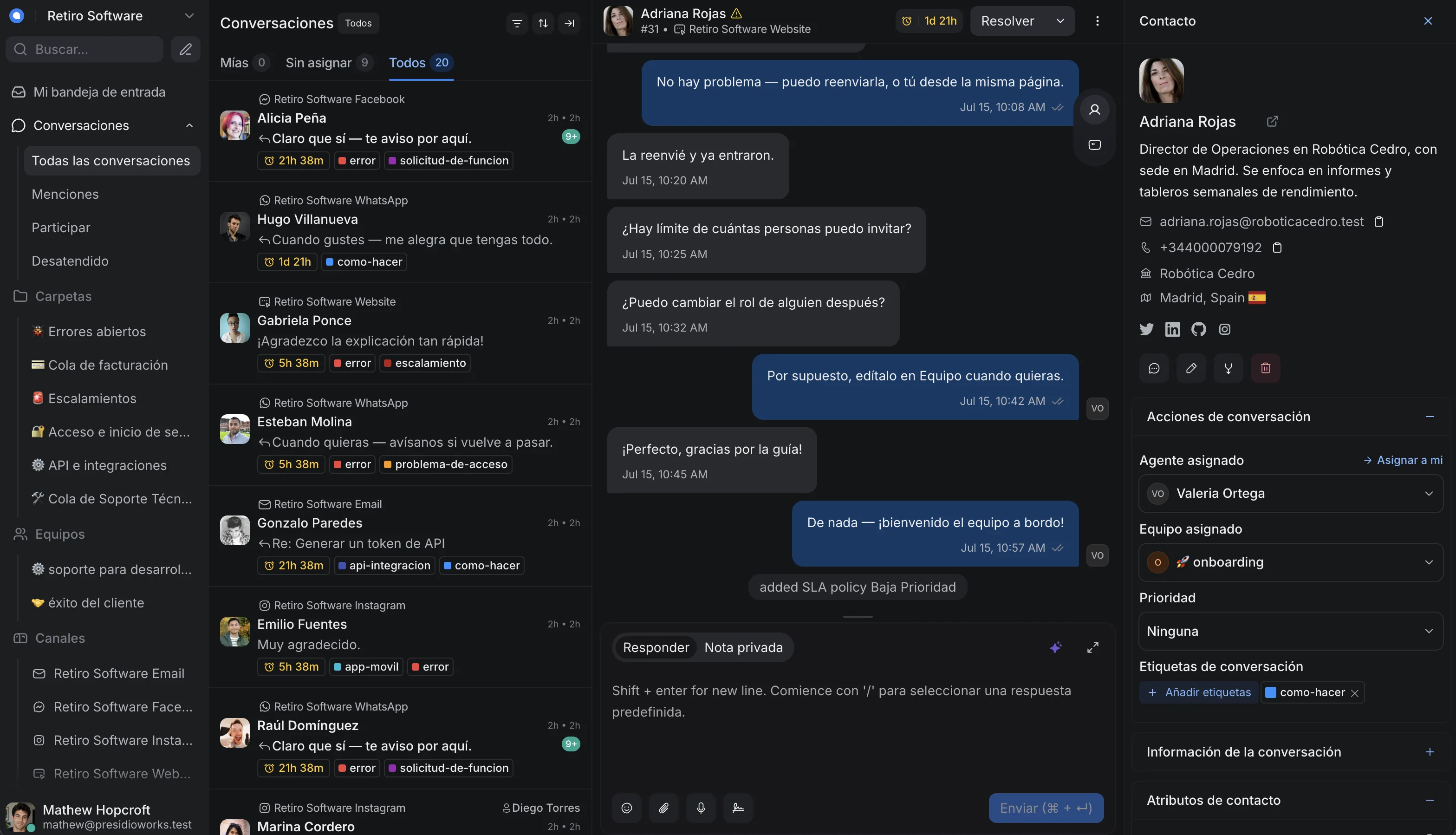 Panel de Chatwoot mostrando una conversación con un cliente