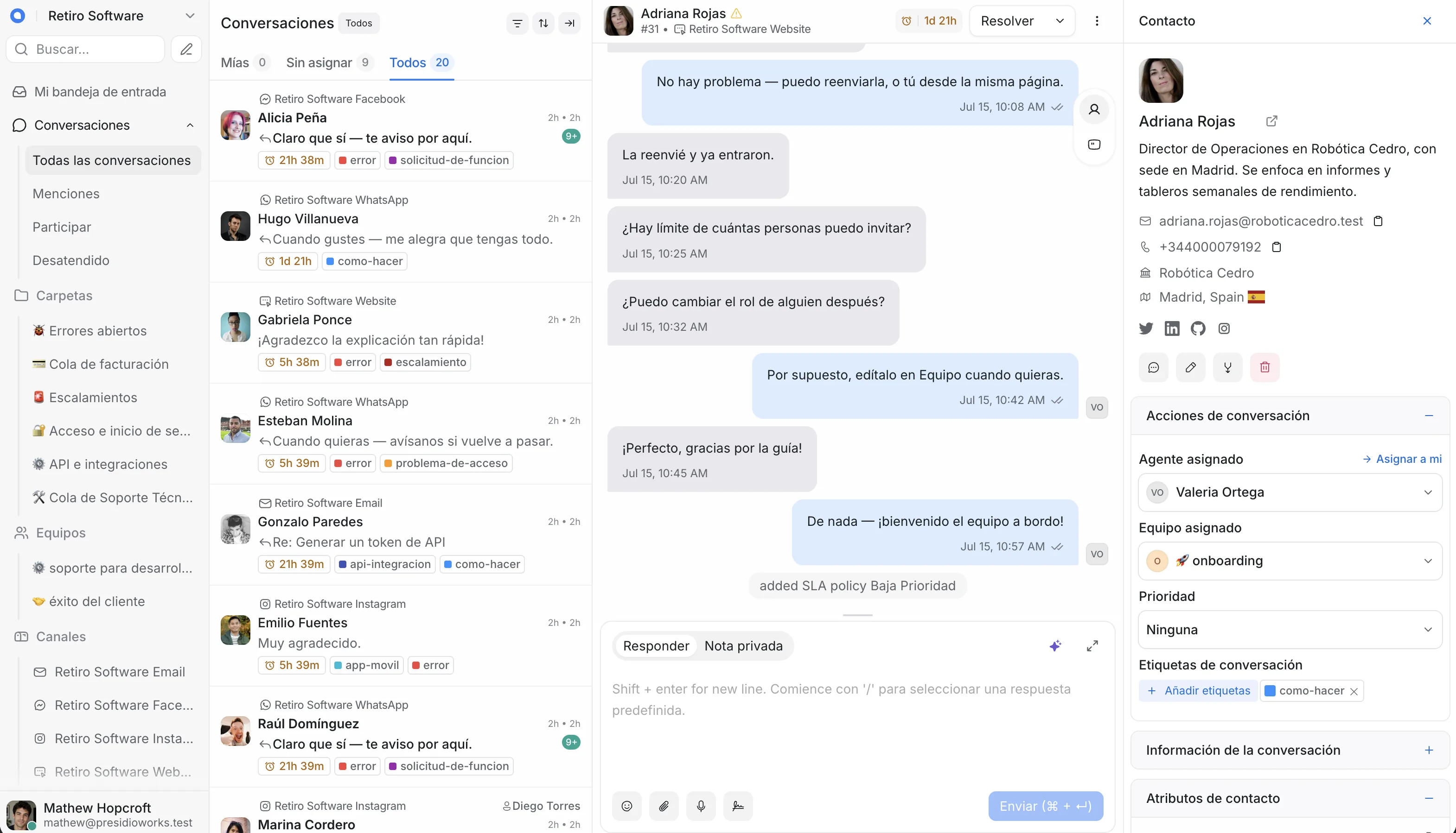 Panel de Chatwoot mostrando una conversación con un cliente