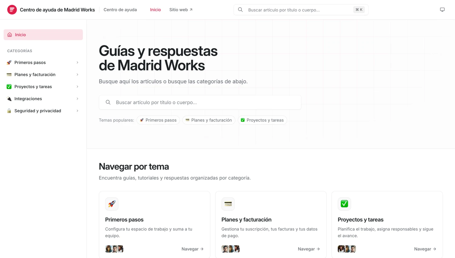 Un Help Center público creado con Chatwoot, con barra de búsqueda, temas populares y categorías de artículos.
